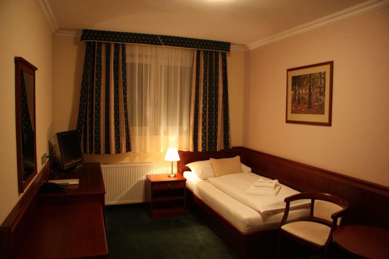 Hotel Komorni Hurka Cheb Esterno foto